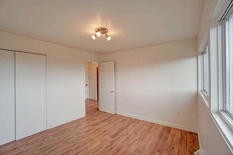 Ste-Foy (Cité-Universitaire) Place Versailles #2280 603 - 3