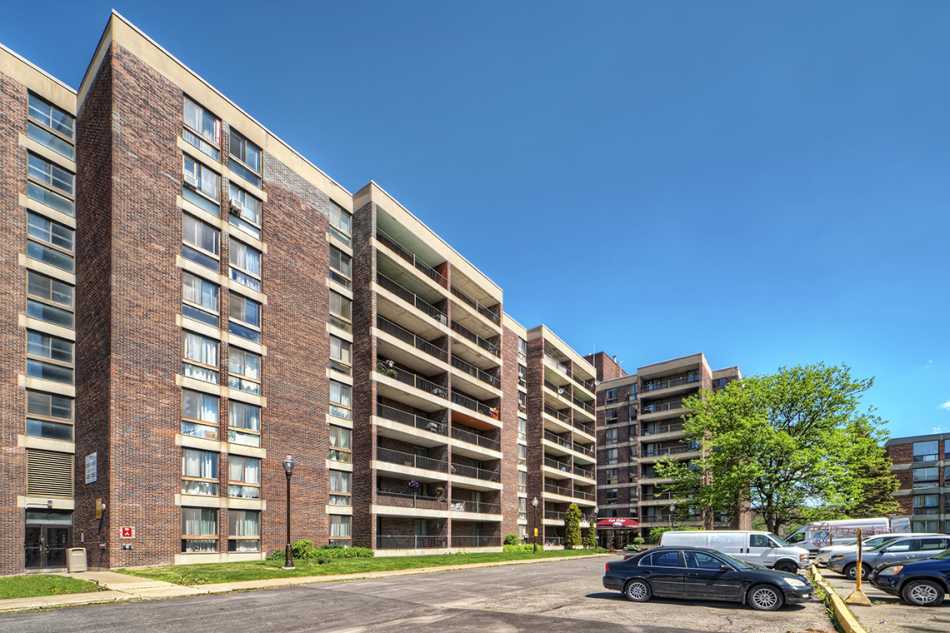 Côte St-Luc Le Oakridge #5795 205 1