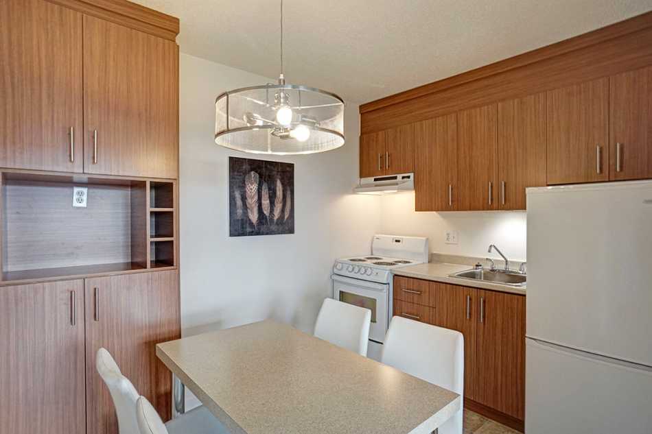 Ste-Foy (Cité-Universitaire) Le Central #735 1108 - 3