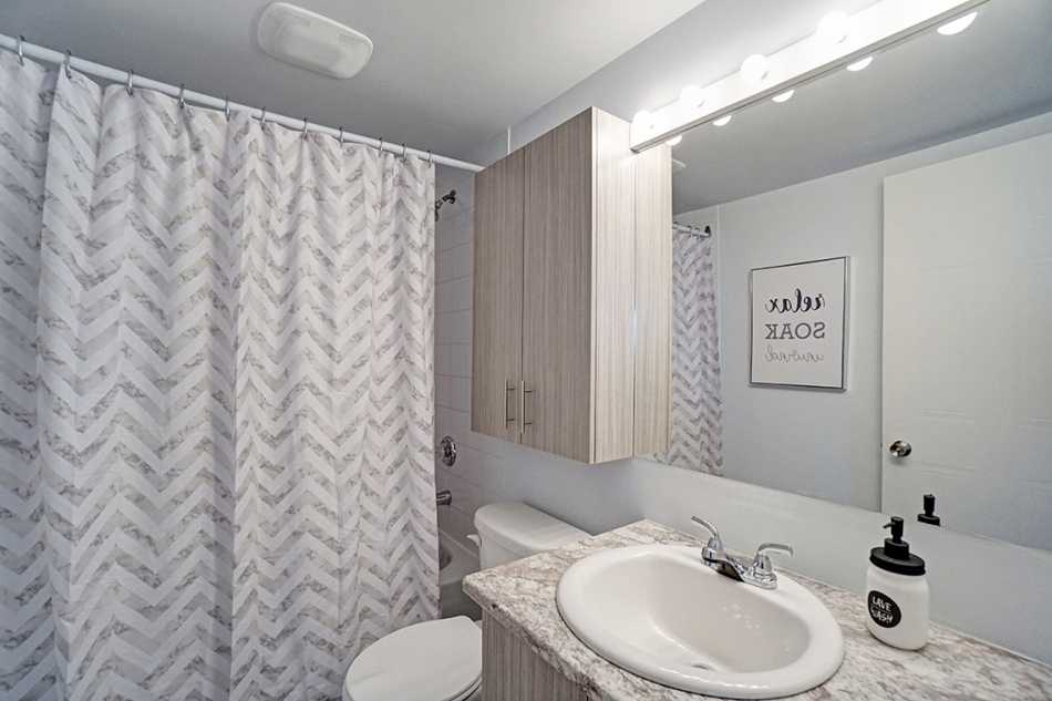 Ste-Foy (Cité-Universitaire) Le Central #735 112 - 4