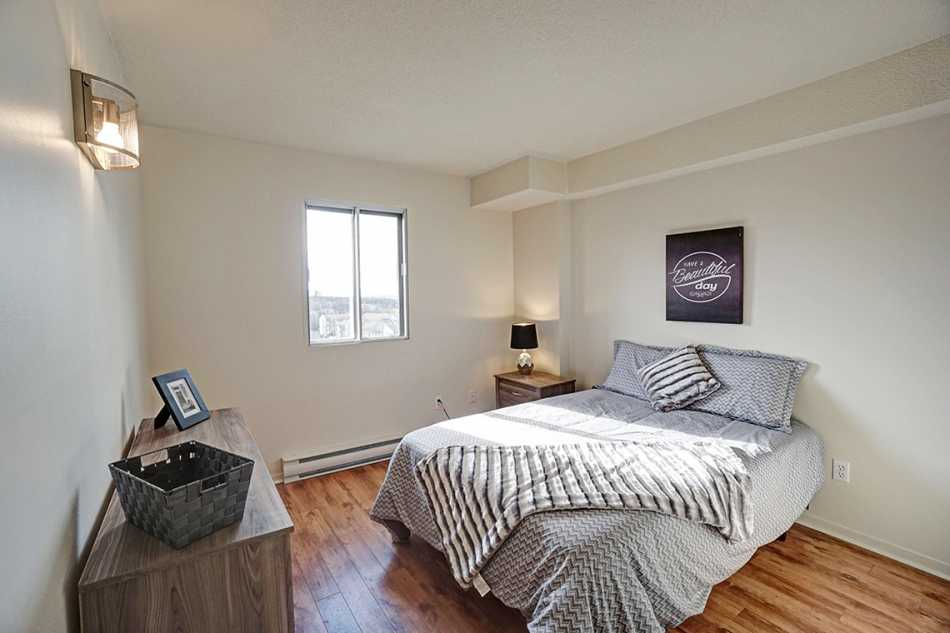 Ste-Foy (Cité-Universitaire) Le Central #735 401 - 5