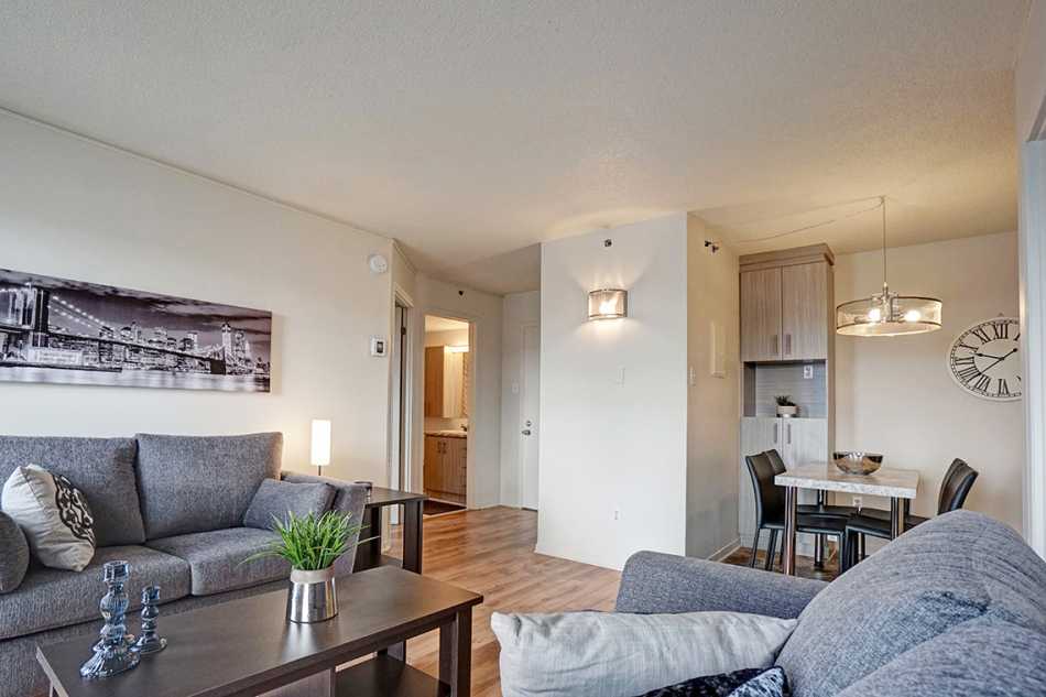 Ste-Foy (Cité-Universitaire) Le Central #735 507 - 8